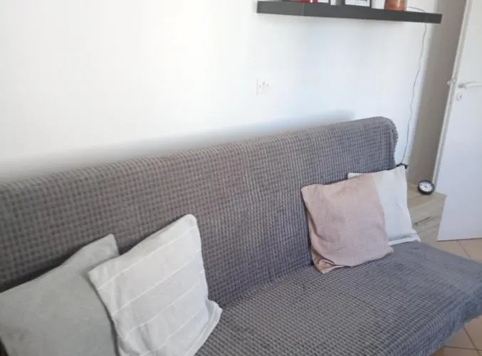 Cozy Rhodes *